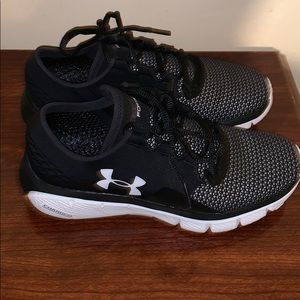 BLACK & WHITE UNDER ARMOUR SHOES